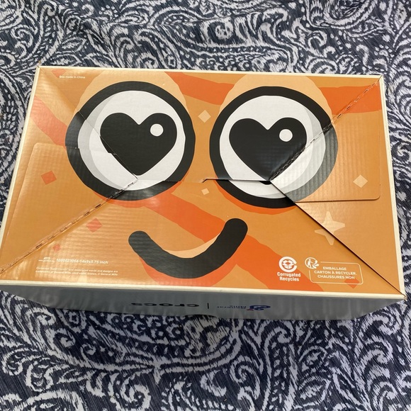 CROCS - Cinnamon Toast Crunch Limited Edition + SIX Extra Charms FREE - Picture 9 of 12